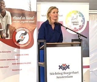 Stichting Burgerhart ve Kunst van Het Samenleven tarafından düzenlenen Dam İftarında, 250 kişi ikinci kez Dam Meydanı’nda bir araya gelerek diyalog kurdu.Katılımcılar arasında belediye başkan yardımcıları, başsavcı, mahkeme yönetimi üyeleri,sanatçılar ve akademisyenler yer aldı.