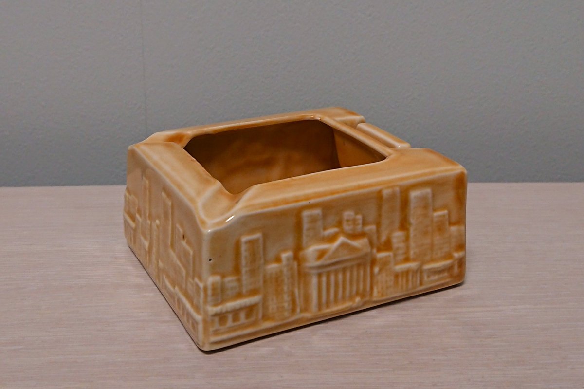 おはようございます(*'ω'*) 街並みがぐるっとデザインされた陶器製灰皿