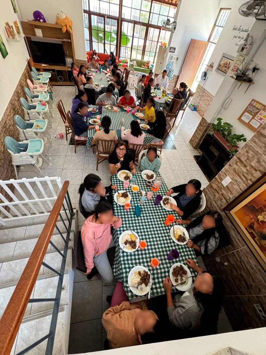 🔎Entre 2017 y 2025, las Unidades de Protección Especial del <a href="/MimpPeru/">Ministerio de la Mujer y Poblaciones Vulnerables</a> derivaron 105 menores al Refugio La Casa del Padre —fundado por la congresista Milagros Jáuregui y su esposo—, confirmó el ministerio a #OjoPúblico. 🧵
✍🏼<a href="/Gloriaziegler/">Gloria Ziegler</a>