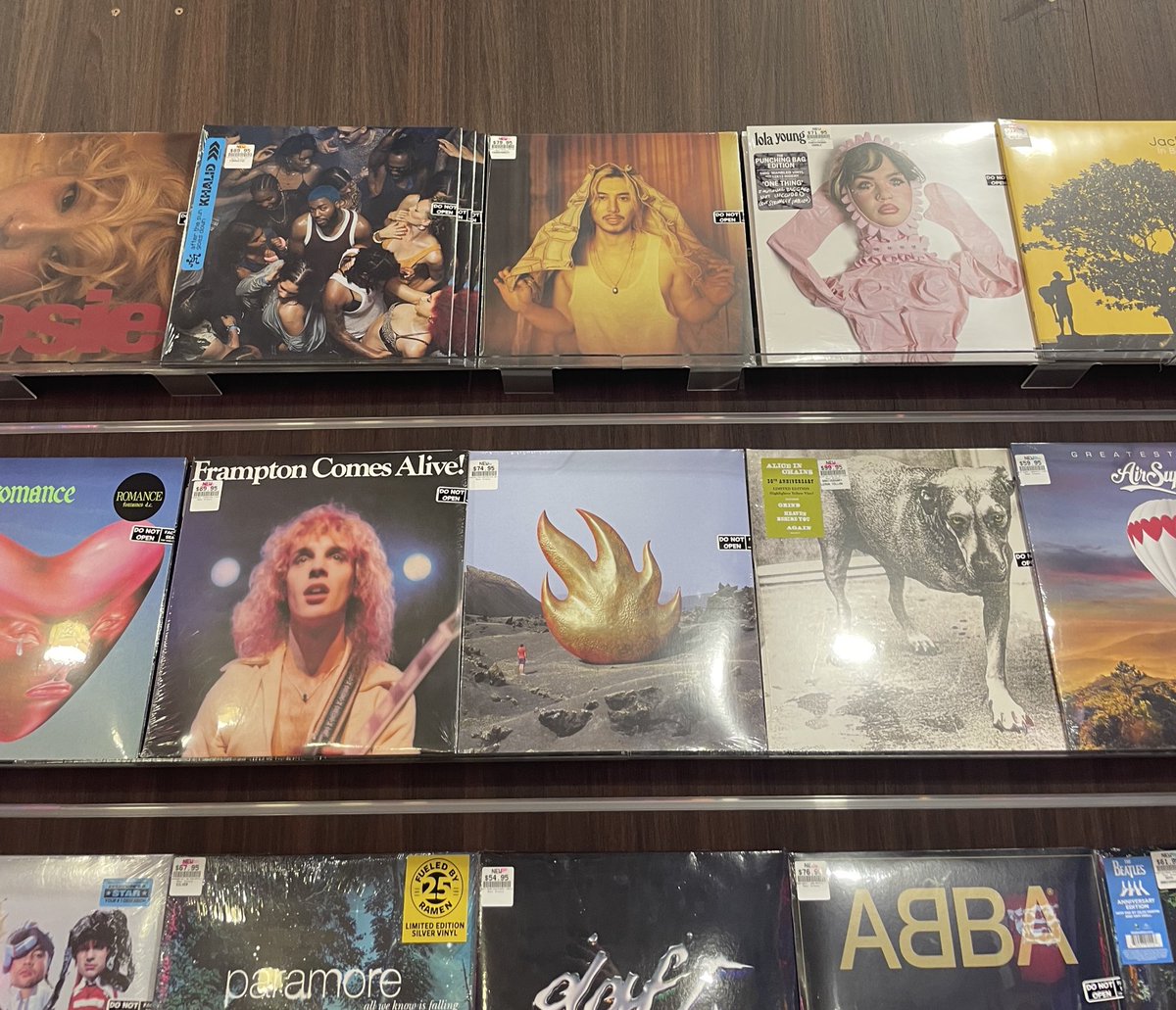 ここ海外なんだけどさ、この並びの中、日本人アーティストがこの並び