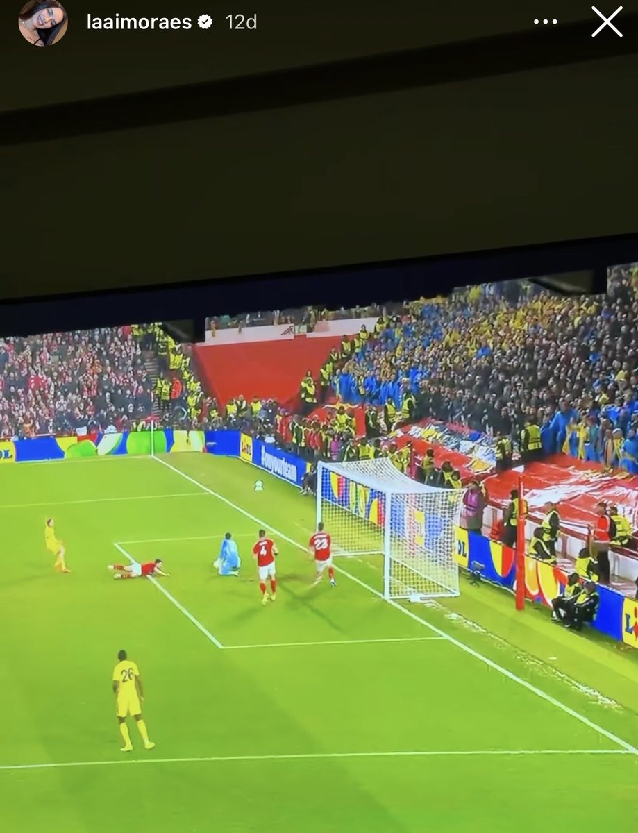 Ederson'un eşinin paylaşımı:

"Haydi Fenerbahçem💛💙"