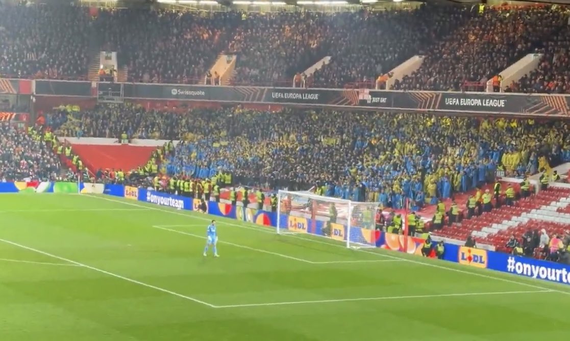Binlerce kilometre ötede aynı coşku, aynı tutku, aynı ses !

Büyük Fenerbahçe’nin büyük taraftarı Nottingham Forest deplasmanını adeta Kadıköy’e çevirmiş durumda.

Avrupa’da sarı lacivertin gücünü bir kez daha gösteren büyük taraftarımıza helal olsun!