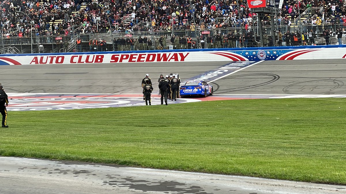 Alan Bailey tweet media