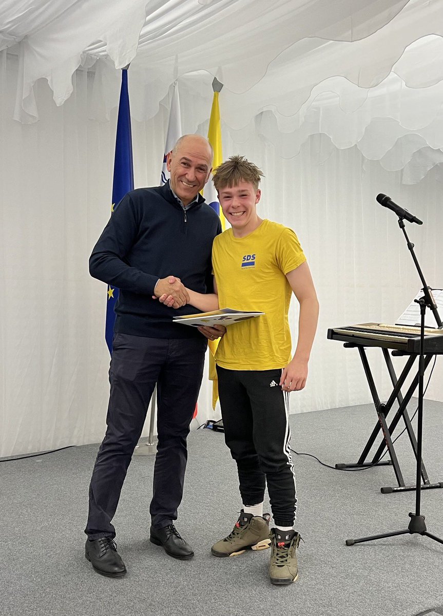 Dobrodošli. 💙💛🇸🇮
Naša velika družina vedno hitreje raste in se krepi. Od zadnjega sprejema pred nekaj tedni preko 1100 novih članic in članov. Zeloooo veliko mladih. Hvala vsem, ki ste se odločili, da z nami gradite prihodnost 🤝.
Hvala <a href="/SDSIvancnaGoric/">SDS Ivančna Gorica</a> za gostoljubje.