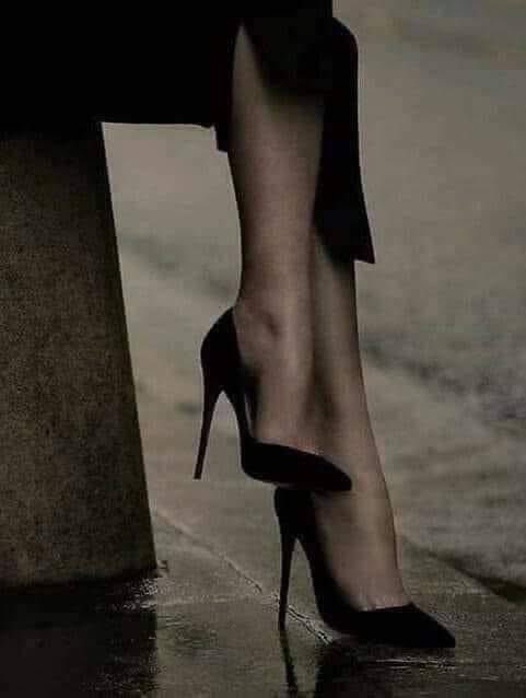 Pregúntame por mis adicciones

Yo te hablaré de tus ojos, de tu voz, de tu pecho, de tus pies sobre altos tacones, de tus piernas cubiertas en seda y pecado, de tu sexo imaginario, de tu ritmo y tu manera de escribir sin garabatos

Pregúntame por mis adicciones

Te hablaré de ti