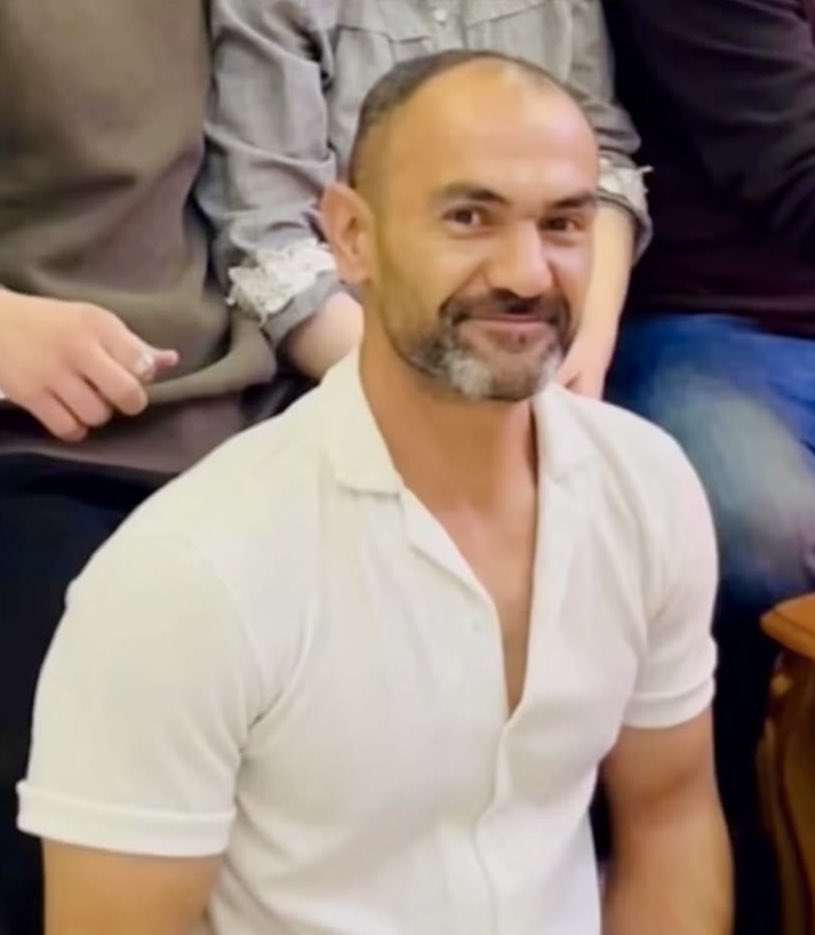 اسم این برادر عزیزمون هم اصلا شنیده نشده و تو توییتر هیچی ازش نیست... خانواده تحت فشارن. شما کمک کنید دیده بشه.

فرزند ایران و جان‌فدای میهن، محمد رعدی، ١٨ یا ١٩ دی‌ماه.
#محمد_رعدی
#iranmassacre
<a href="/RezaVaisi/">Morad Vaisi</a>