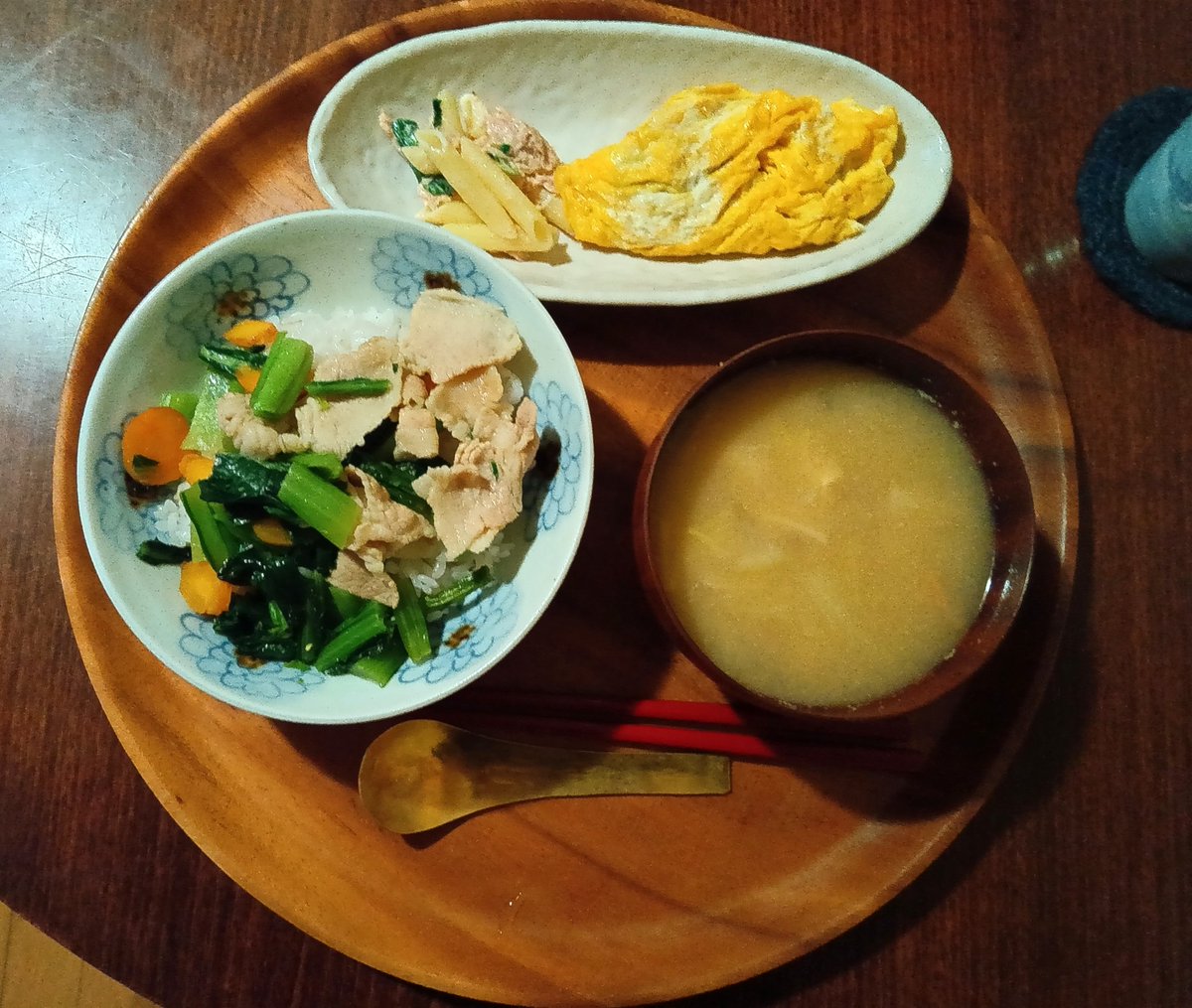 昨夜多めに作った小松菜にんじん豚バラ炒めをごはんにのっけ。
納豆半パック残してたので卵1個でオムレツ、マカロニツナサラダ。
味噌汁は白菜えのき厚揚げ大根。
大根も白菜も使い切り、野菜はピーマンしかない。そして卵もない。
買い物行かねば。金曜日！