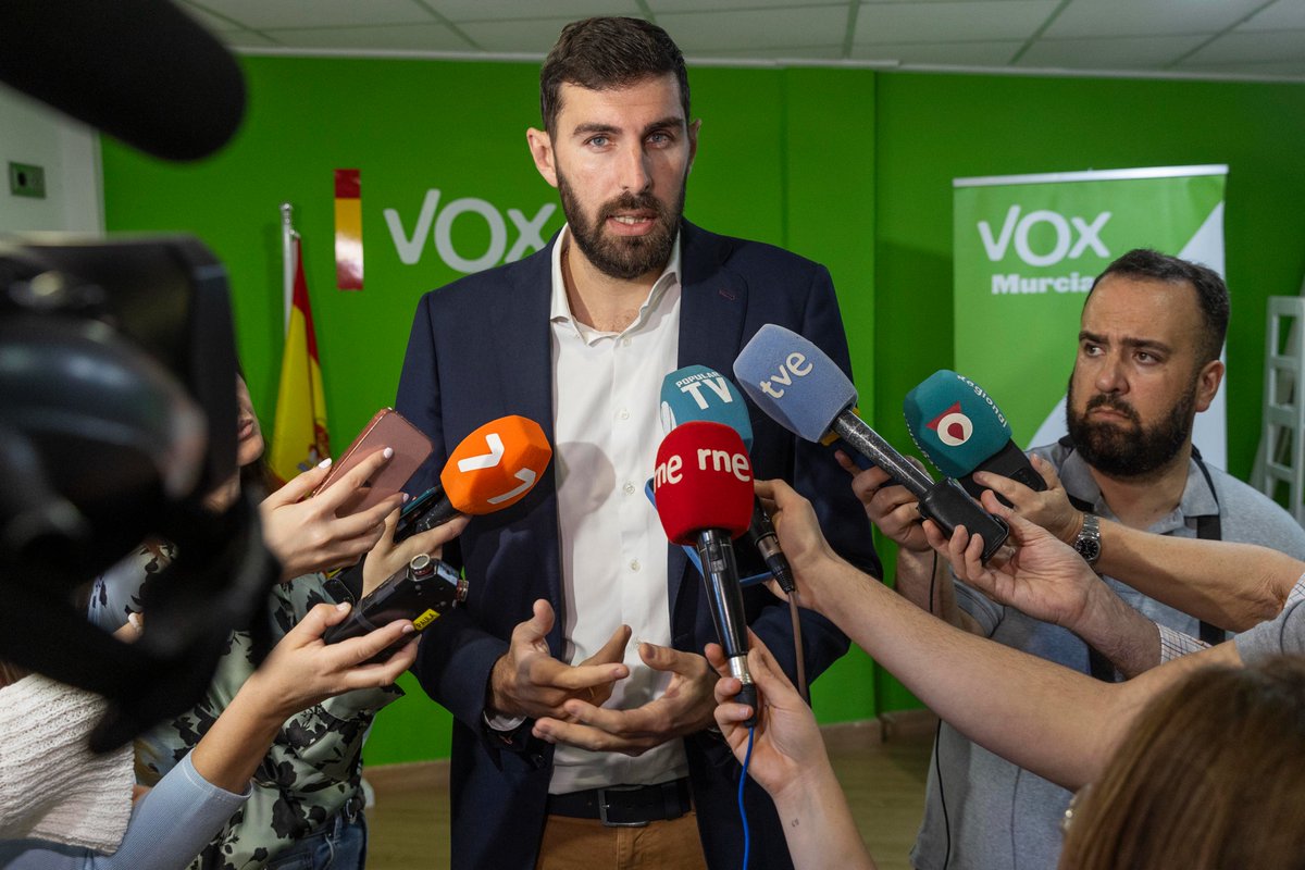 el_pais's tweet photo. 🔴 ÚLTIMA HORA | Dimite en pleno la ejecutiva de Vox en Murcia para acabar con el liderazgo de su presidente, José Ángel Antelo https://t.co/gUkkqWeRrn https://t.co/RiCF6928aM