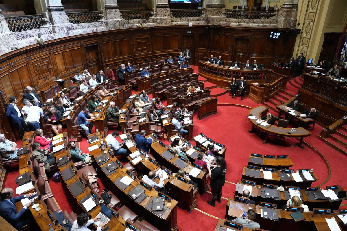 DiputadosUY's tweet photo. 🏛️ Se aprobó el Acuerdo Interino de Comercio entre el MERCOSUR y la Unión Europea. 

https://t.co/u6fVPQTdqJ https://t.co/Hi9Fos5WxE