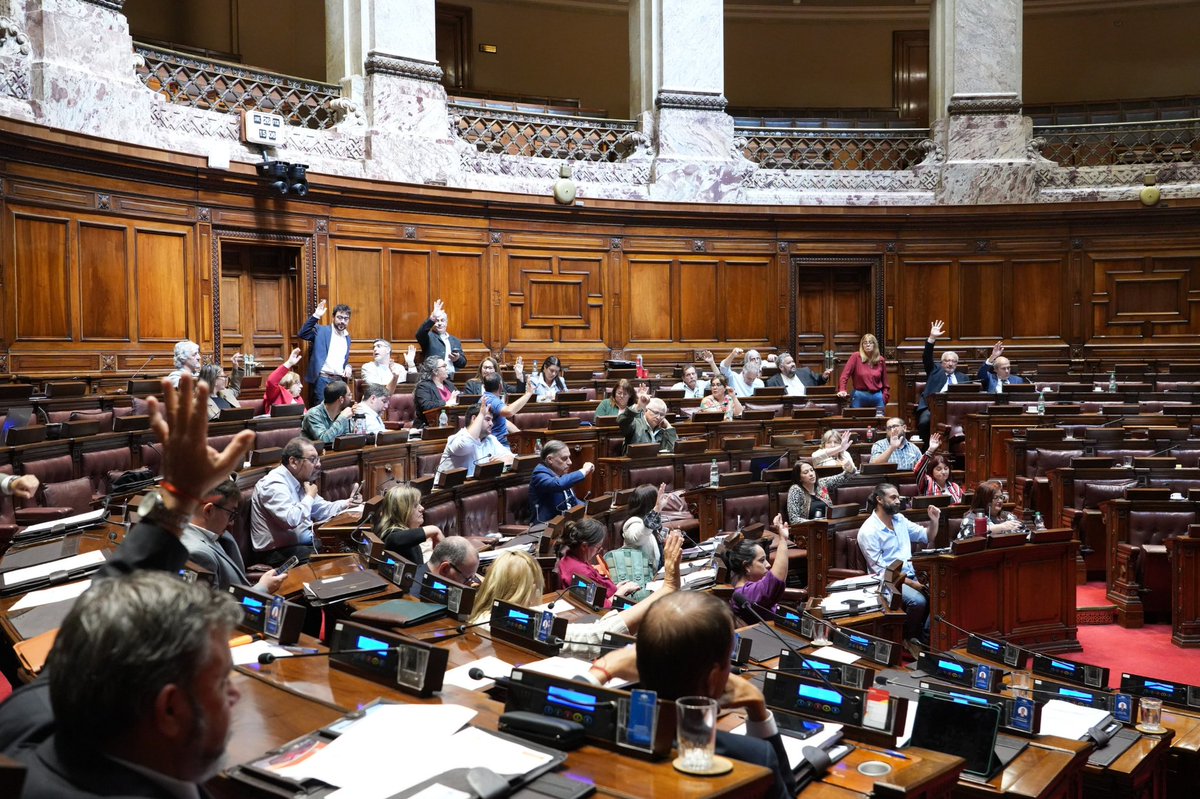 DiputadosUY's tweet photo. 🏛️ Se aprobó el Acuerdo Interino de Comercio entre el MERCOSUR y la Unión Europea. 

https://t.co/u6fVPQTdqJ https://t.co/Hi9Fos5WxE