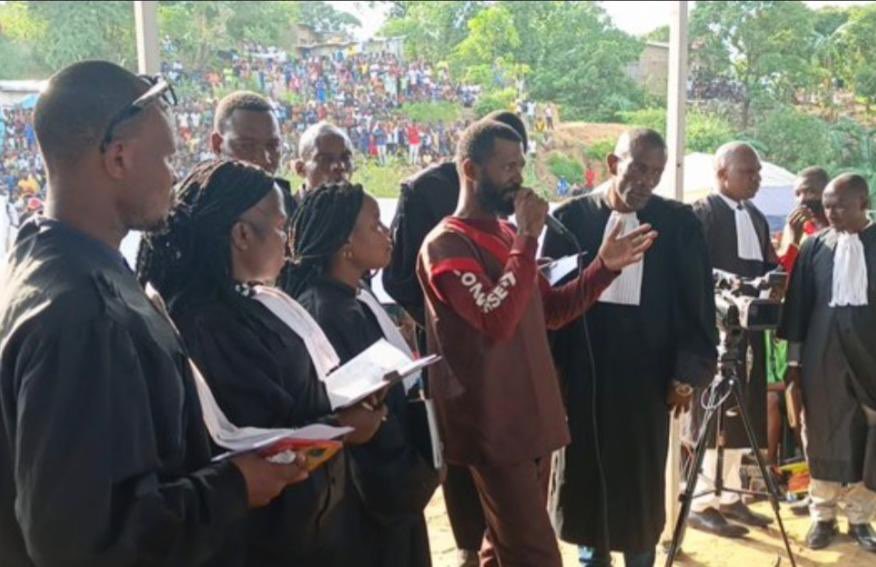 🔴 ALERTE- JUSTICE | Le Tribunal de Grande Instance de Kinshasa/Matete a condamné à la peine de mort, ce jeudi, Josué Kaniki Kasongo pour meurtre et anthropophagie.

L’accusé a été reconnu coupable d’avoir tué sa mère à Kisenso, dans la commune du même nom. Selon le jugement, il