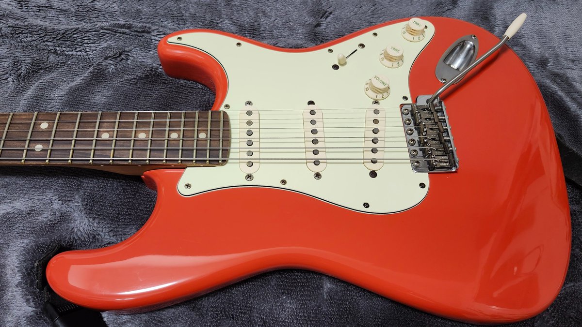 今日は Fender Japan のストラト。 ただし、ネックは Fender Mexico 製