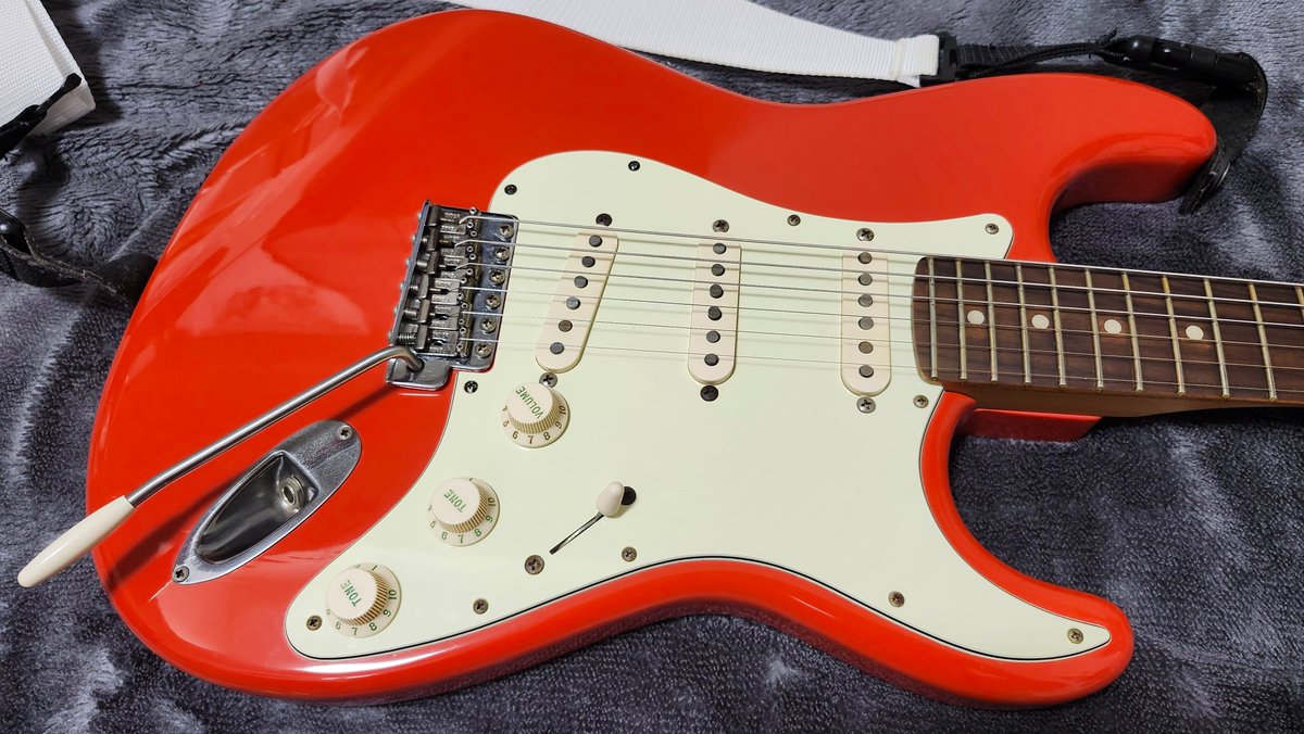 今日は Fender Japan のストラト。 ただし、ネックは Fender Mexico 製