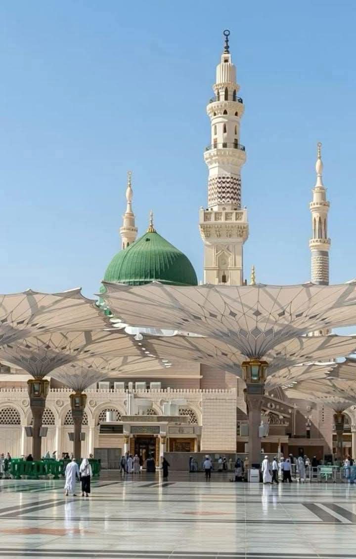 اَلسَلامُ عَلَيْكُم وَرَحْمَةُ اَللهِ وَبَرَكاتُهُ 
جمعہ مبارک 
يكفيكَ فَخرًا يا مُحبَّ مُحمَّد ﷺ  
أَنَّ المُحبَّ معَ الحَبِيبِ سَيُحشَرُ 
اے حضور (صلی الله علیہ وآلہ وسلم) سے
محبت کرنےوالے 
تیرے فخرکے لئے کافی ھے 
کہ عنقریب محبت کرنے والےکو اپنے محبوب کے ساتھ اکٹھا کیا جائے.