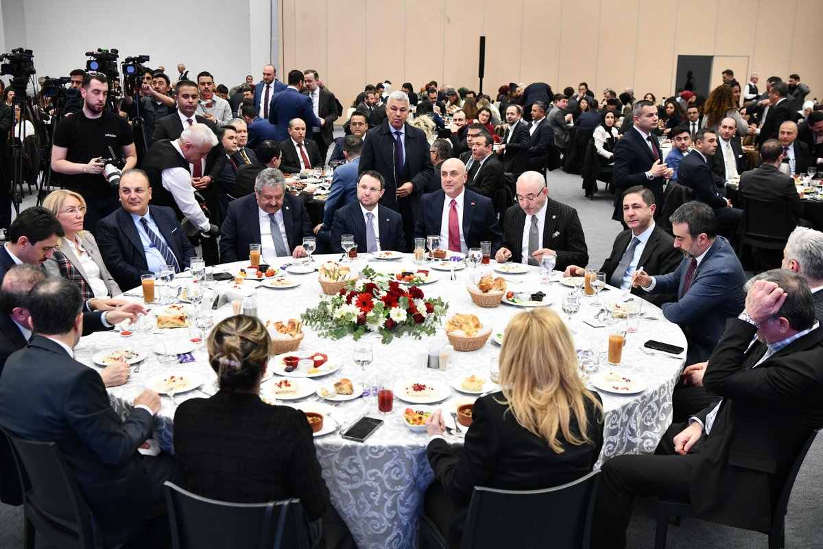 AkpartiAnkara's tweet photo. İl Başkanımız Sn. @hakanhanozcan, Adalet Bakanımız Sn. @abakingurlek  ile birlikte Ankara 2 No’lu Barosu tarafından düzenlenen iftar yemeği programına katılarak kıymetli avukatlarımızla bir araya geldi. https://t.co/DN1xWpvKB6