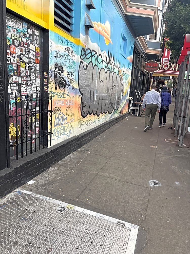 solve_sf's tweet photo. The mural here was also just repainted. You can see in the second photo what it looked like a few weeks ago. We will see how this one lasts. https://t.co/peDBTQhCIf