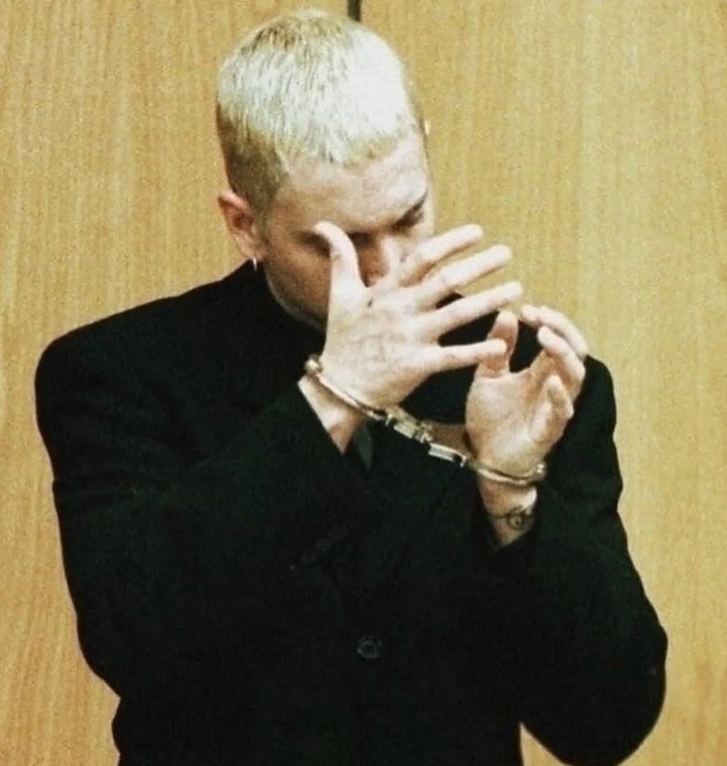 "Eminem"

Porque durante la sentencia de ayer a Eminem por un cargo de armas el juez dijo: “Mr. Mathers, now is the time for you to please stand up”