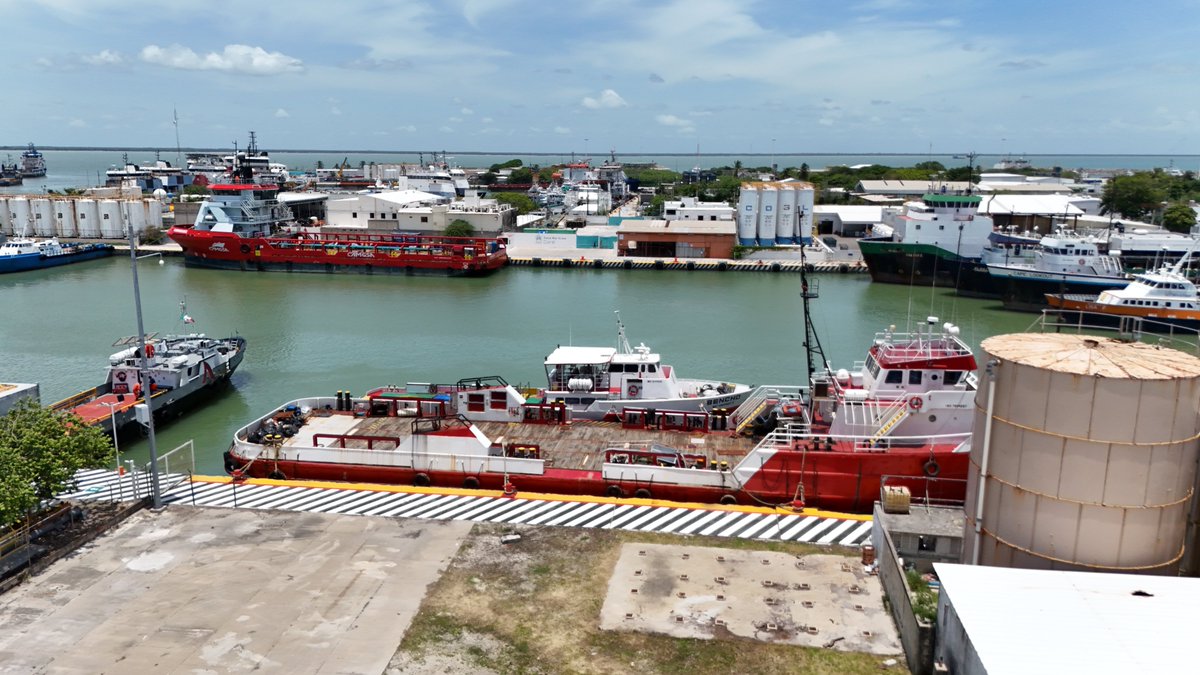 AgapitoCeballos's tweet image. Mantenemos operación constante del sector petrolero en el Puerto Isla del Carmen. #Apicam #GobiernoDeTodos.