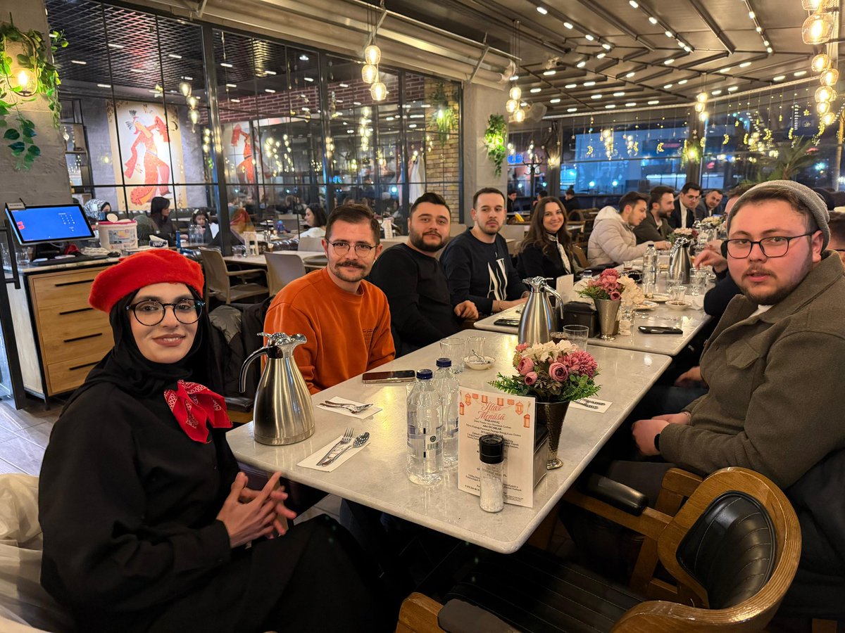 Çay Bizden, Sohbet Sizden programımız kapsamında MKYK Üyemiz Tuğba Yavuzer ve teşkilatımızın katılımıyla genç kardeşlerimizle bir araya geldik. ☕️

Samimi bir ortamda çaylarımızı yudumlarken; gençlerimizin fikirlerini, hedeflerini ve memleketimize dair düşüncelerini dinledik.