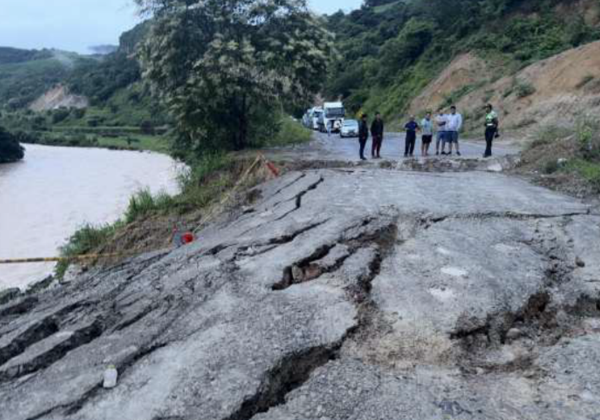 COENPeru's tweet photo. ⚠️ Amazonas: #LluviasIntensas registradas hoy por la mañana en el centro poblado Puerto Naranjitos, distrito de #Jamalca, provincia Utcubamba, causaron daños a la plataforma de la vía nacional Fernando Belaunde Terry. Gobierno local realiza la #EDAN y coordina con la concesionaria IIRSA Norte los trabajos de limpieza y mantenimiento de la carretera. (1/2)