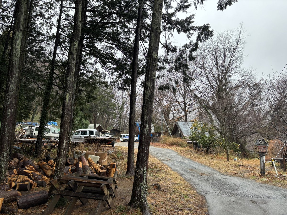J_StyleGardener's tweet photo. 【#妥協を許さない姿勢】

この２日間は、埼玉県寄居町にある #FORESTCOLLEGE にて #チェーンソー特別教育講習 を受講してます😊

昨日は座学で、今日は森の中での実践学習。

チェーンソー作業がいかに命に関わる危険な作業なのか徹底的に叩き込まれました。

その基本と安全について妥協を許さない姿勢がカッコいい！

夏には、SUP（スタンドアップパドルボード）体験や🚣‍♂️対岸の温泉も楽しみたいです♨️

#伐採抜根駆け込み寺
#JapanStyleGardener