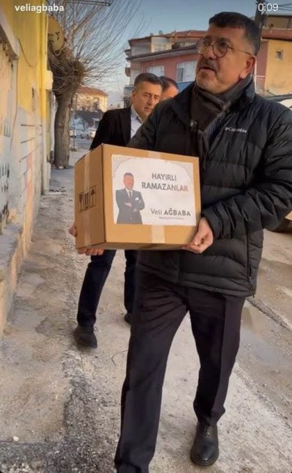 🔴 Adamlar bize orucunuzu gizli tutun diyor, kendileri yardım paketine poster basmış lan. 😂

Sana da HAYIRLI RAMAZANLAR
 Veli AĞBABA..