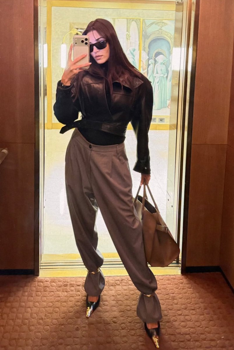 What brand are those pants? It's the first time I've seen pants like that. 🤔 #HandeErçel