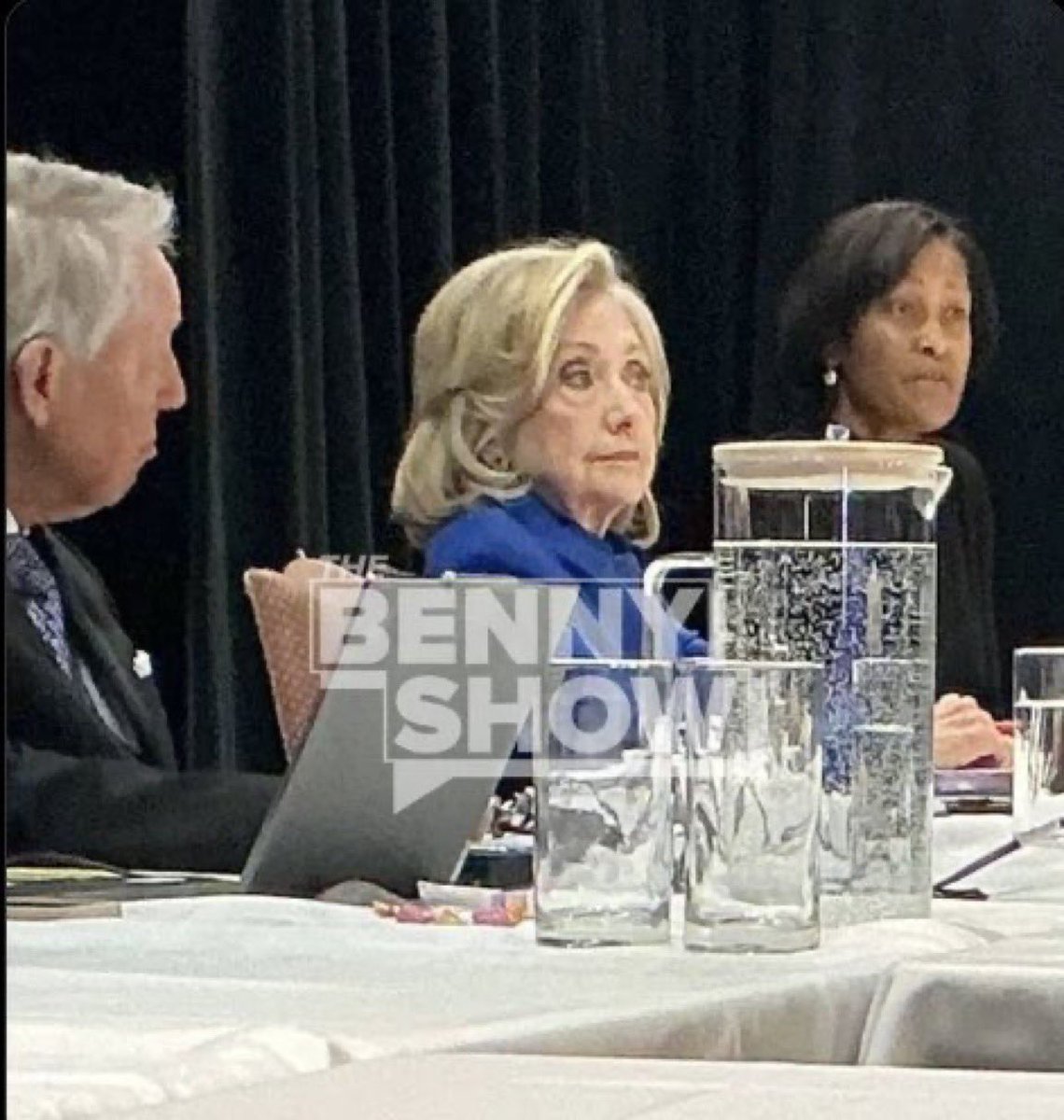 Hillary Clinton, Jeffrey Epstein soruşturması kapsamında Temsilciler Meclisi’nde ifade verdi.

Clinton ifadesinde: 
“Jeffrey Epstein iğrenç bir şahsiyetti ama tek değildi. Bu olay bir magazin sansasyonu ya da sıradan bir siyasi skandal değil; küresel bir felaket” dedi.

Bu konuda