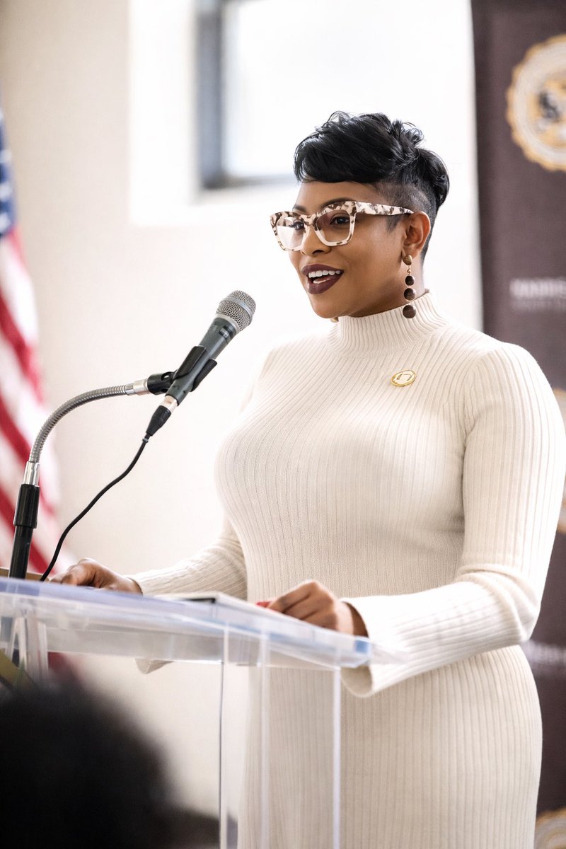 jasminedevans's tweet photo. My first federal funding press conference as Director of Communications.

I’ve planned them.
I’ve written them.
I’ve supported them.

This one? I led it.

Because when you’ve done the work behind the scenes, you can stand confidently at the front of the room. ✨🤏🏾💁🏾‍♀️🤓 https://t.co/UU4CSYhwsE