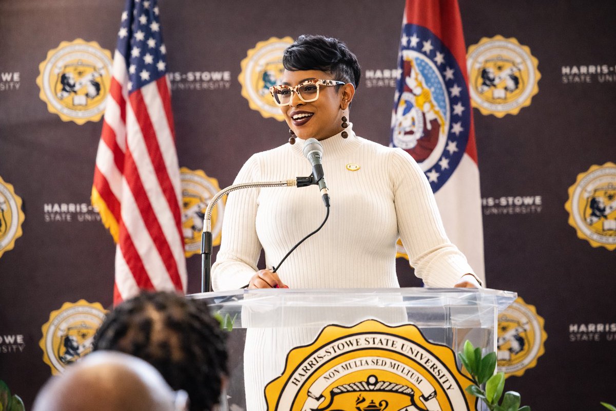 jasminedevans's tweet photo. My first federal funding press conference as Director of Communications.

I’ve planned them.
I’ve written them.
I’ve supported them.

This one? I led it.

Because when you’ve done the work behind the scenes, you can stand confidently at the front of the room. ✨🤏🏾💁🏾‍♀️🤓 https://t.co/UU4CSYhwsE