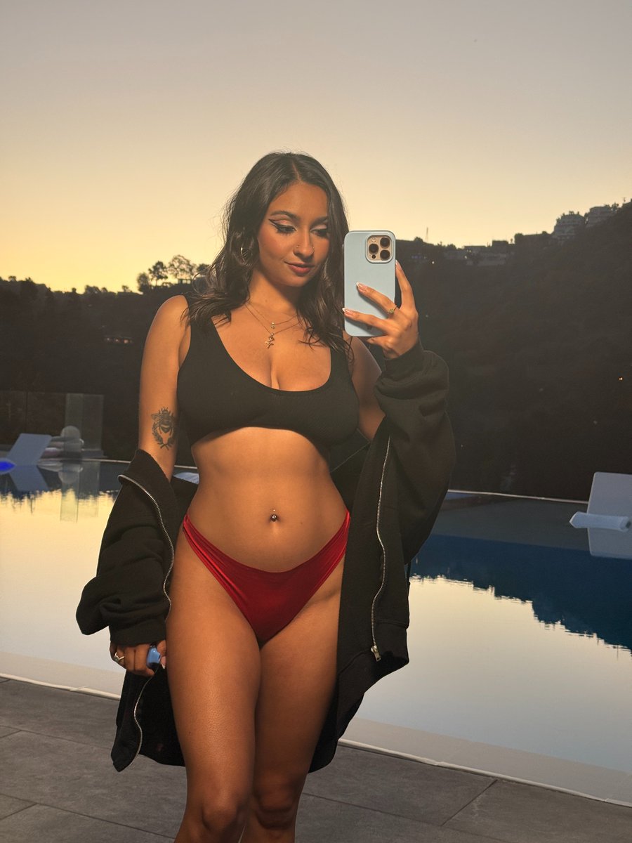 Hailey Rose🌹 tweet media