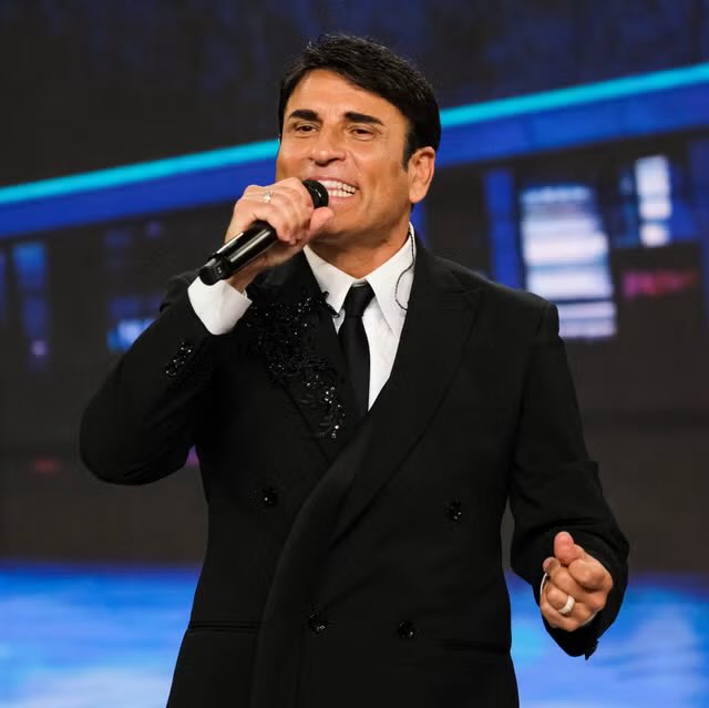 La standing ovation per #saldavinci a #sanremo2026 è un abbraccio carnale alla napoletana