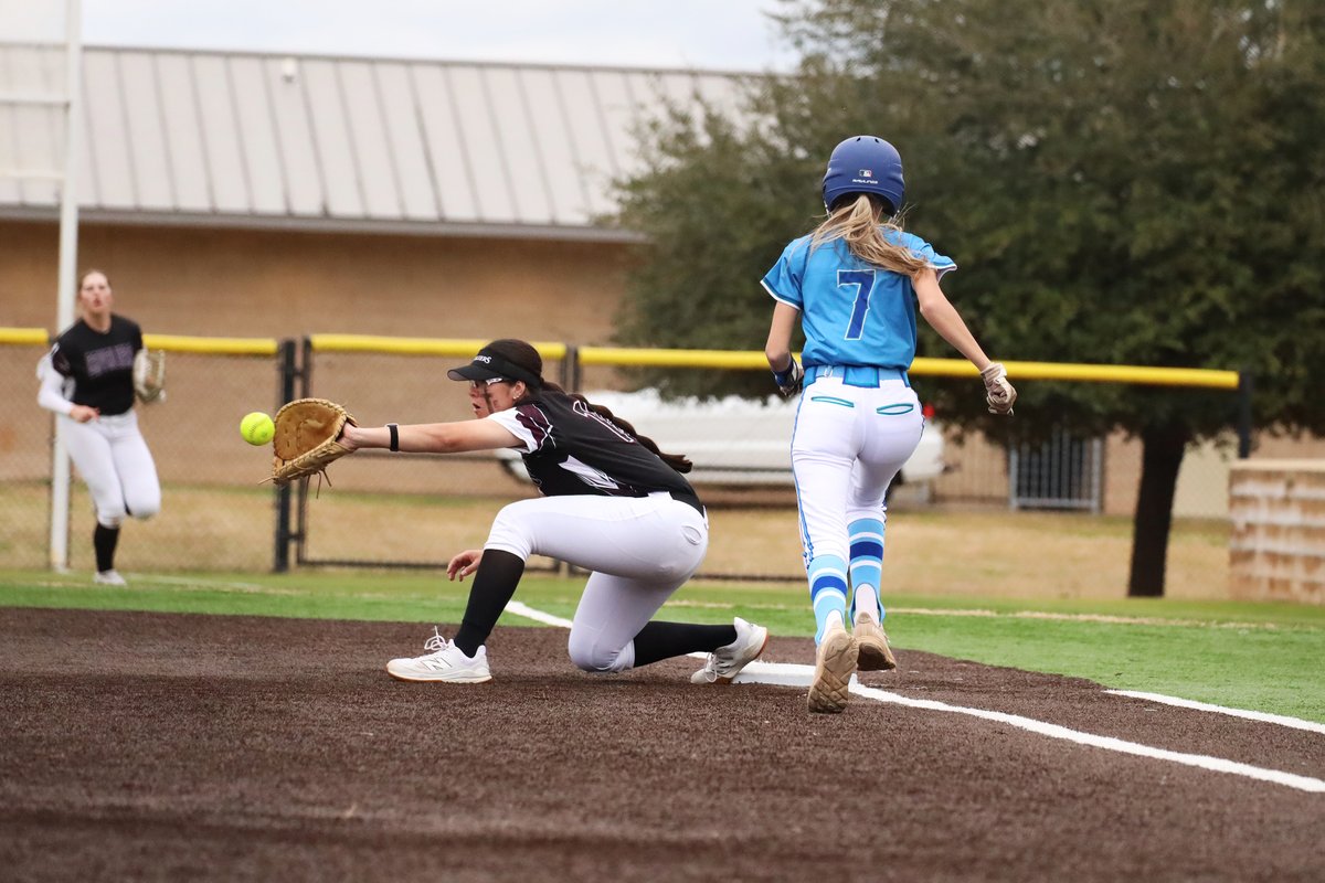Lady Cavaliers roll past ASU Three Rivers 9-0 and 15-0, blasting five homers &amp; allowing zero runs. Clelia Costes struck out nine in Game 1, and Morgan Faunce launched two home runs in Game 2. Recap: bit.ly/4r2Ytsl 🥎⚔️ #GoCavs #SwordsUp #BPCCproud #NJCAA #RegionXIV