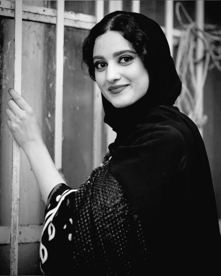 رغم
هذا
التهشم،
بقيتِ
بـ
بريقكِ..
تجرحين يد القسوة.
​فـ
الكسر
فيكِ،
زادكِ
وضوحاً..
كـ ماسة لا تقبل التشويه.

​بالمختصر:
«انكساركِ، هو ذروة استقامتكِ» 🪟

​✒ سآمو
#قيثارة_النيل