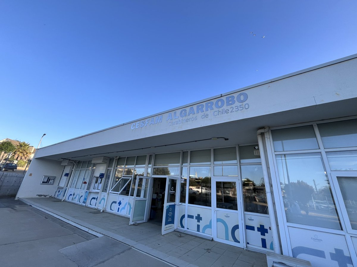Ayer andaba trabajando en Algarrobo, resulta que tuve un pequeño accidente laboral y mi única opción era ir al CESFAM de Algarrobo, llegué al lugar, había poca gente, limpio y con trabajadores que atendían excelente, me dieron de alta en menos de una hora y lo mejor de todo que