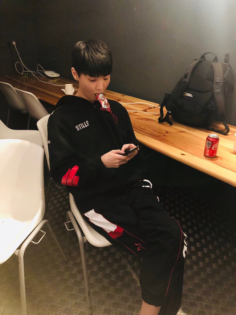 no thoughts, just Chovy and his cunty little sitting positions.