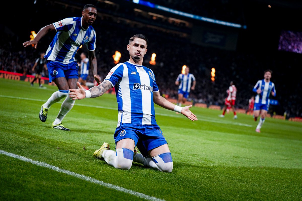 fcportofas19's tweet photo. 🔵⚪️ 𝗟𝗲𝘃𝗮𝗻𝘁𝗮-𝘁𝗲 𝗲 𝗮𝗽𝗹𝗮𝘂𝗱𝗲: Amanhã ao minuto 1️⃣7️⃣ haverá uma homenagem a Borja Sainz, que atravessa um momento duro após a perda da sua mãe. 

Partilhem esta mensagem! 💙 https://t.co/FGehI0I9Nx