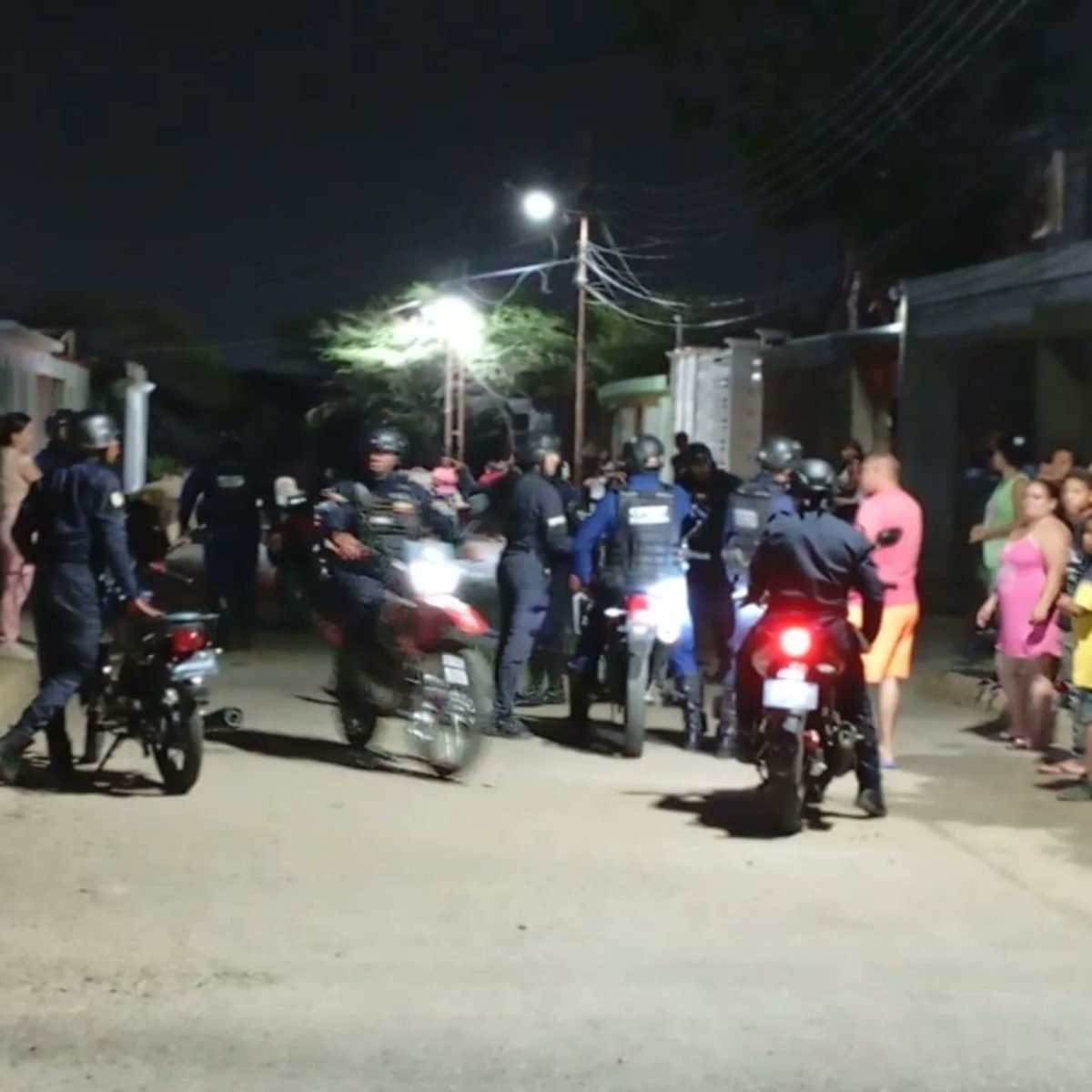 Habitantes de la Urbanización Monseñor Iturriza, segunda etapa, Coro, viven angustiados debido a la ola de delincuencia que azota las calles 2, 3, 4, 5 y 6 a cualquier hora del día. instagram.com/p/DVO7BhlAay_/…