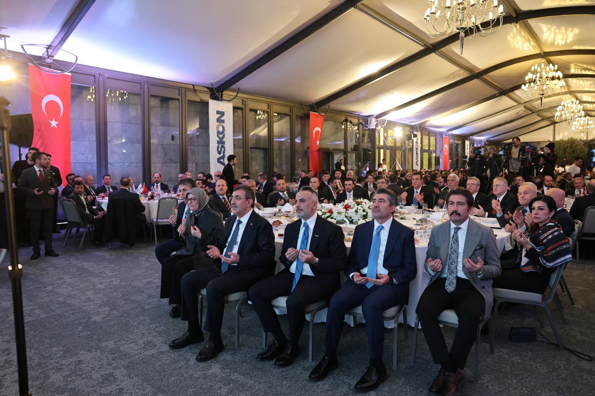 Cumhurbaşkanı Yardımcımız Sayın Cevdet Yılmaz’ın teşrifleriyle, Geleneksel ASKON İftar Programımızı İstanbul’da büyük bir coşku ve kardeşlik iklimi içerisinde icra ederken; aynı saatlerde Gazze ve Halep’ten gerçekleştirdiğimiz canlı bağlantılarla üç ayrı noktada eş zamanlı olarak