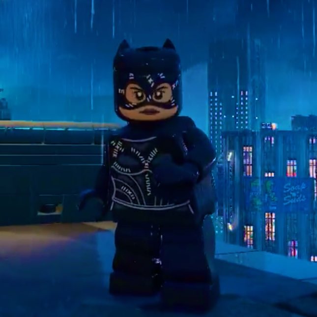 LEGOTtNewsI's tweet photo. Holy Skyscraper Batman! Catwoman behind that building looks sick! https://t.co/Ne0aKIN1DJ