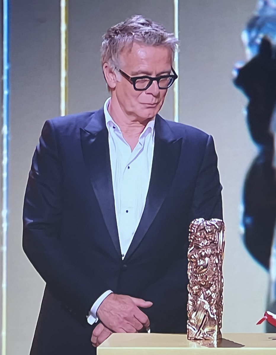 MehdiOmais's tweet photo. WOOOOW. 

Il l’a fait !

Du Césario au César, Franck Dubosc remporte le César du meilleur scénario original pour UN OURS DANS LE JURA. Avec sa coscenariste Sarah Kaminsky.

C’est fou !

#César2026 https://t.co/T5q4PKyRLS