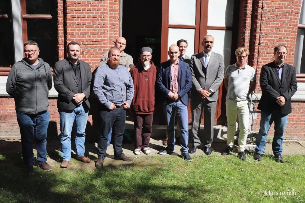 Gegen_die_AfD's tweet photo. Ein Bild vom 9. Mai 2018 zeigt Ochsenreiter zusammen mit Kris Roman bei einer Konferenz des rechtsextremen belgischen Verlags De Blauwe Tijger in Antwerpen. Ochsenreiter war hier noch Mitarbeiter der #noafd #afd #KrisRoman #Frohnmaier https://t.co/rnKrNGtbJx