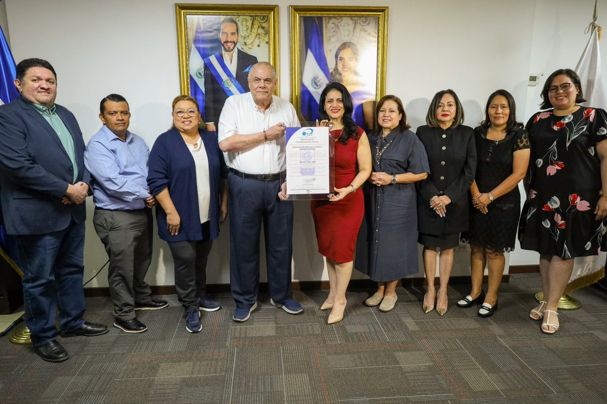 alertanoti's tweet photo. CONAMYPE RECIBE CERTIFICACIÓN INTERNACIONAL ANTISOBORNO

La Comisión Nacional de la Micro y Pequeña Empresa (CONAMYPE), la cual es liderada por @PaulDSteiner, recibió la certificación de la Norma Internacional ISO 37001:2016, estándar que establece los requisitos para implementar un Sistema de Gestión Antisoborno (SGAS). Este reconocimiento respalda la adopción de mecanismos orientados a fortalecer una cultura organizacional basada en la integridad, el cumplimiento normativo y la mejora continua, así como una relación transparente con terceros.

La certificación acredita que la institución ha implementado un SGAS alineado con estándares internacionales, robusteciendo los procesos de prevención, detección y gestión de riesgos de soborno en sus áreas estratégicas y operativas. Entre los aspectos fortalecidos se encuentran la debida diligencia en la selección de proveedores, la identificación y análisis de riesgos en contrataciones, la trazabilidad documental, la segregación de funciones y la prevención de conflictos de interés, en concordancia con la Ley de Compras Públicas.

El reconocimiento fue otorgado por el Organismo Salvadoreño de Normalización (OSN), tras una auditoría externa que evaluó el diseño, implementación y eficacia del sistema. Según la institución, este avance forma parte de su estrategia de fortalecimiento de la gobernanza y responde a los lineamientos del Presidente Nayib Bukele para garantizar servicios eficientes, transparentes y apegados al marco legal en beneficio de las MYPE salvadoreñas.
