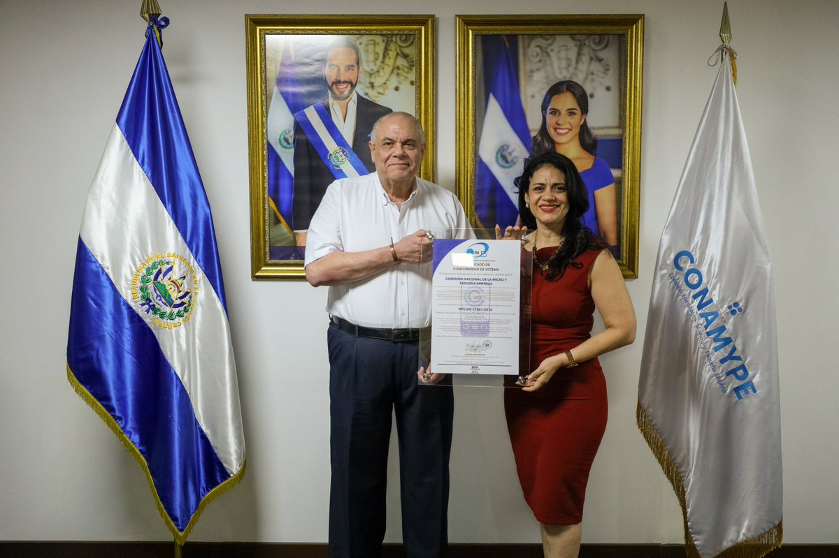 alertanoti's tweet photo. CONAMYPE RECIBE CERTIFICACIÓN INTERNACIONAL ANTISOBORNO

La Comisión Nacional de la Micro y Pequeña Empresa (CONAMYPE), la cual es liderada por @PaulDSteiner, recibió la certificación de la Norma Internacional ISO 37001:2016, estándar que establece los requisitos para implementar un Sistema de Gestión Antisoborno (SGAS). Este reconocimiento respalda la adopción de mecanismos orientados a fortalecer una cultura organizacional basada en la integridad, el cumplimiento normativo y la mejora continua, así como una relación transparente con terceros.

La certificación acredita que la institución ha implementado un SGAS alineado con estándares internacionales, robusteciendo los procesos de prevención, detección y gestión de riesgos de soborno en sus áreas estratégicas y operativas. Entre los aspectos fortalecidos se encuentran la debida diligencia en la selección de proveedores, la identificación y análisis de riesgos en contrataciones, la trazabilidad documental, la segregación de funciones y la prevención de conflictos de interés, en concordancia con la Ley de Compras Públicas.

El reconocimiento fue otorgado por el Organismo Salvadoreño de Normalización (OSN), tras una auditoría externa que evaluó el diseño, implementación y eficacia del sistema. Según la institución, este avance forma parte de su estrategia de fortalecimiento de la gobernanza y responde a los lineamientos del Presidente Nayib Bukele para garantizar servicios eficientes, transparentes y apegados al marco legal en beneficio de las MYPE salvadoreñas.