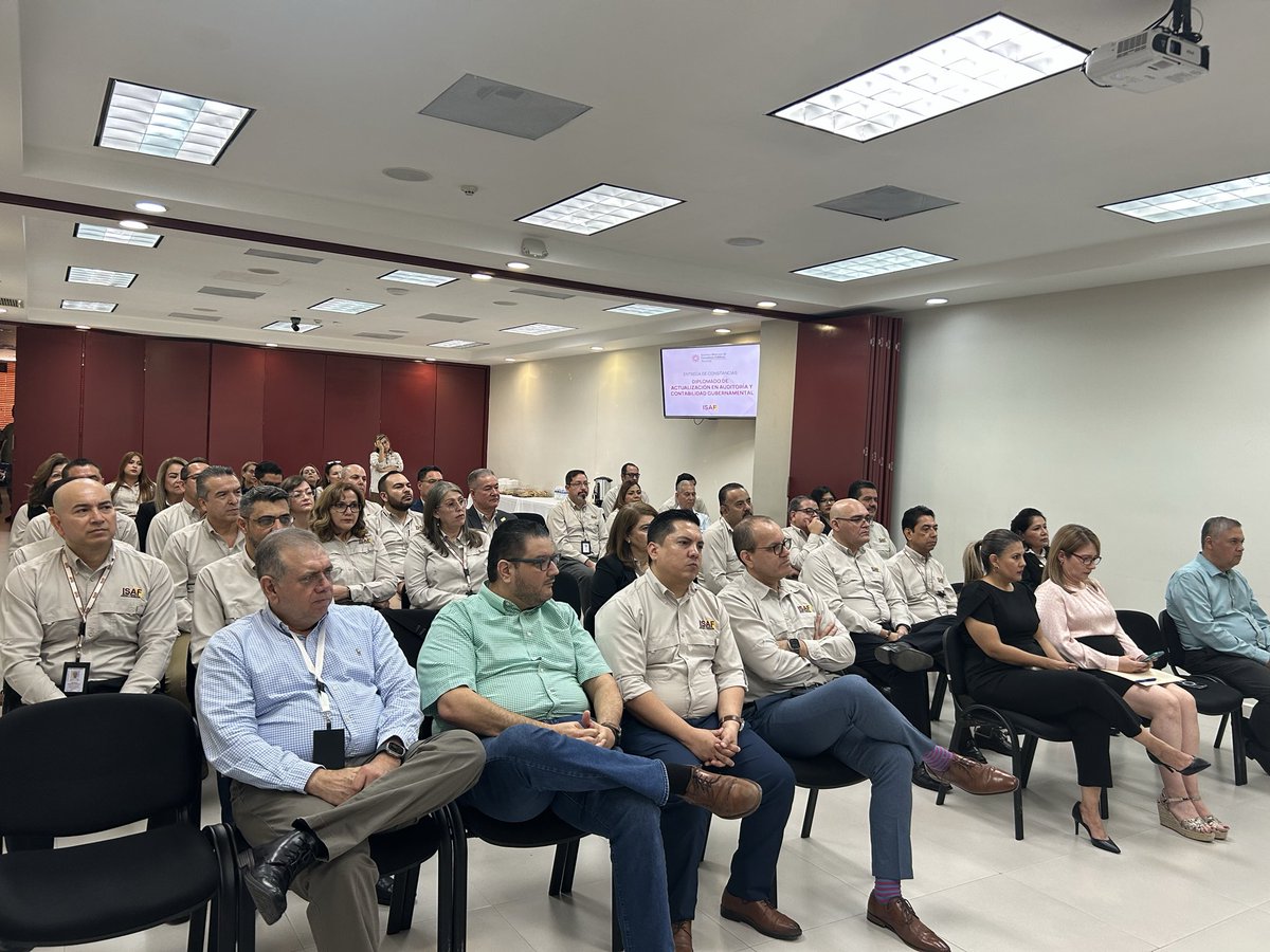 ⭕ 𝐂𝐞𝐫𝐞𝐦𝐨𝐧𝐢𝐚 𝐒𝐨𝐥𝐞𝐦𝐧𝐞 𝐝𝐞 𝐄𝐧𝐭𝐫𝐞𝐠𝐚 𝐝𝐞 𝐂𝐨𝐧𝐬𝐭𝐚𝐧𝐜𝐢𝐚𝐬 𝐝𝐞𝐥 𝐃𝐢𝐩𝐥𝐨𝐦𝐚𝐝𝐨 𝐝𝐞 𝐀𝐜𝐭𝐮𝐚𝐥𝐢𝐳𝐚𝐜𝐢𝐨́𝐧 𝐞𝐧 𝐀𝐮𝐝𝐢𝐭𝐨𝐫𝐢́𝐚 𝐲 𝐂𝐨𝐧𝐭𝐚𝐛𝐢𝐥𝐢𝐝𝐚𝐝 𝐆𝐮𝐛𝐞𝐫𝐧𝐚𝐦𝐞𝐧𝐭𝐚𝐥 𝟐𝟎𝟐𝟓, en instalaciones del <a href="/SonoraIsaf/">Instituto Superior de Auditoría y Fiscalización</a>.