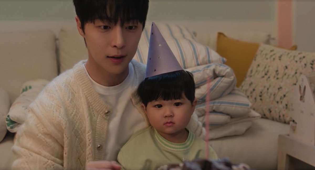 O melhor do dorama são eles! 
O Taehyung nem queria saber do sobrinho e hoje é só amores com o Woojoo. Estou com vcs! 🫰🏽

#OurUniverse 
#OurUniverseEp8