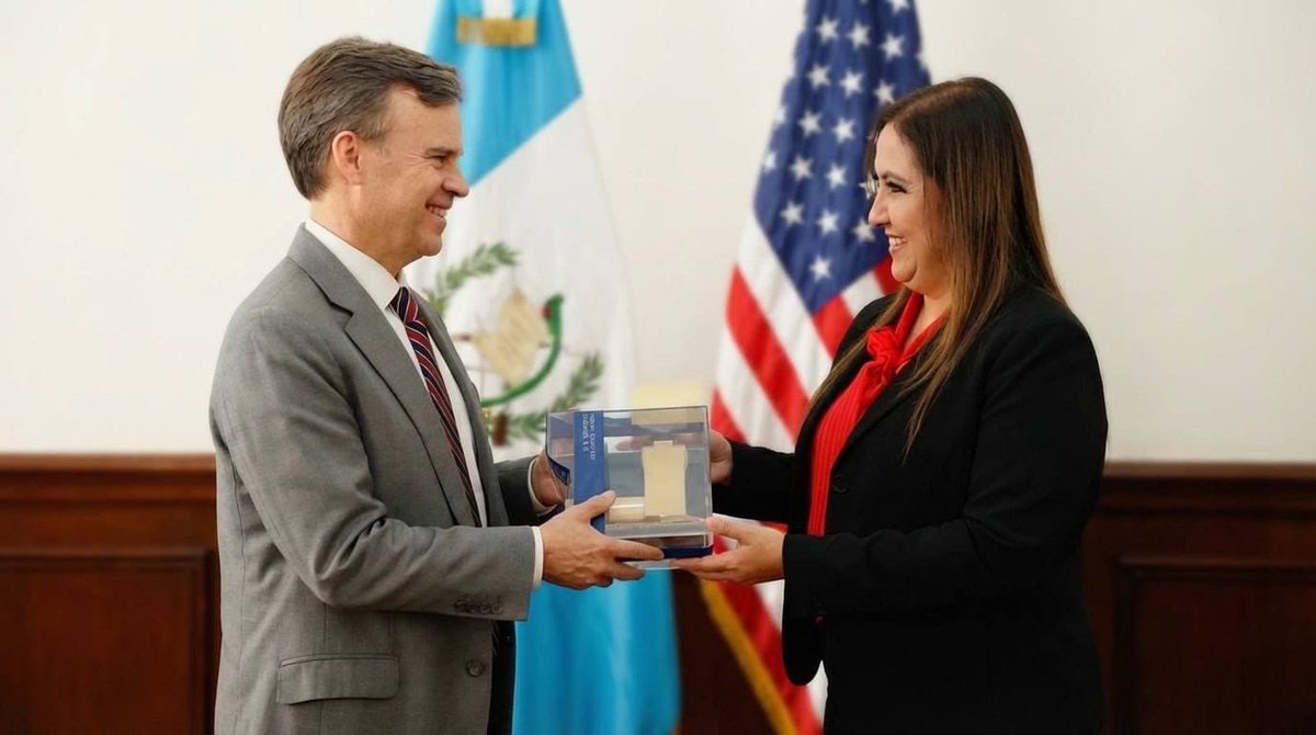 El #EncargadoDeNegocios John Barrett tuvo el gusto de reunirse con la Magistrada Presidenta de la CSJ, Dra. Claudia Paredes, a quien felicitó por su reciente designación. Durante el encuentro conversaron sobre la importancia de fortalecer la coordinación en la extradición de