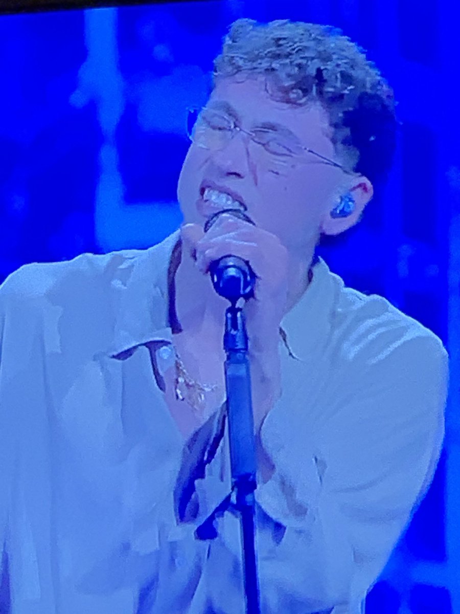 LuisandaD's tweet photo. Se Sei emotivo non ci vai a Sanremo, resti a casa in cameretta. E poi vestiti. Sembrava in pigiama
 #Sanremo2026 https://t.co/tZ8f5Y8DfA