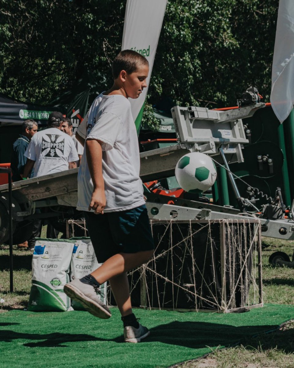 Qué gran experiencia fue #Dexportiva 🎉

Un evento donde el césped y la maquinaria se encuentran, y que nos permitió compartir una jornada completa: desde la disertación de nuestro Ing. Agr. Ignacio Ducos, hasta los sorteos, juegos y el intercambio en nuestro stand 🌱🙌