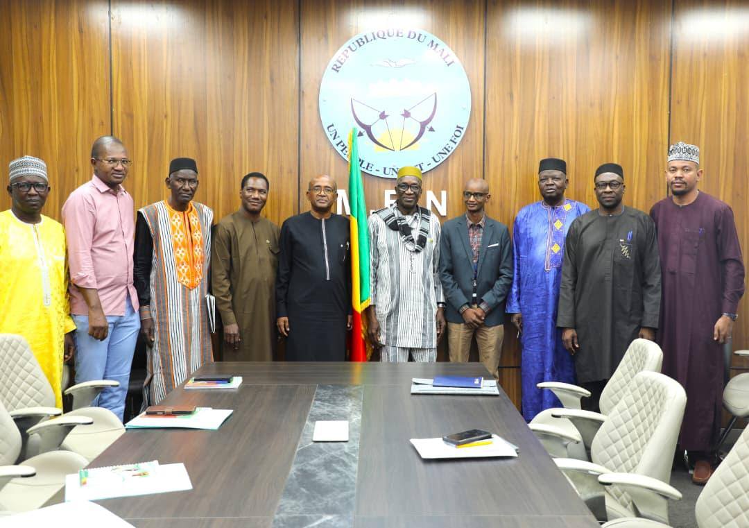 NdohTeno's tweet photo. Éducation et Culture : Le Ministre Amadou Sy Savané reçoit le Chef du bureau de l’UNESCO au Mali https://t.co/wUjS6GFjvZ
